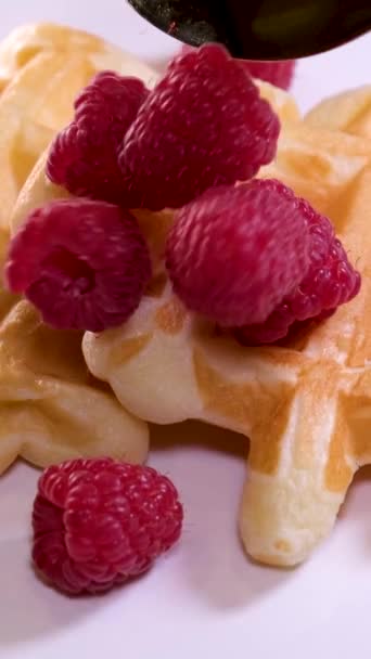 미끄러진 딸기는 와플에 떨어집니다 크림과 라즈베리와 달콤한 비엔나 — 비디오