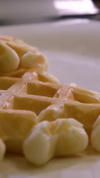 Kahvaltı Için Taze Pişmiş Waffle Yüksek Kalite Görüntü — Stok video
