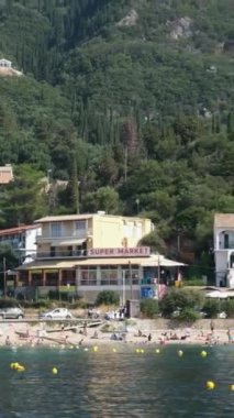 Korfu adası yakınlarındaki tekne turu temiz su dağlarının derinliklerinde doğal bahar mevsiminde kayıkçıları geçiyor. turistler ve gezginler