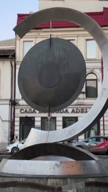 Şehrin her yerinde dolaş. İdari binalar mimarisi. Büyük bir Avrupa şehrinin klip geçmişi için video seti. Kültürel anıtlar. Romanya Nehri 02.01.2024