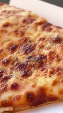 Kış kızındaki sokak yemekleri, Romanya 'da Bükreş' e yakın bir yerde çekilmiş bir şapkayla sokak kızının üzerinde pizza yiyor. Öğle yemeği