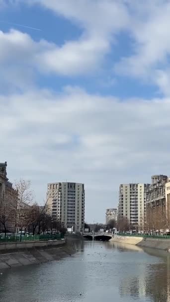 罗马尼亚布加勒斯特冬季漫步在市中心的城市景点 行政大楼建筑 一组关于欧洲一个大城市的视频剪辑历史的视频 文化古迹 — 图库视频影像