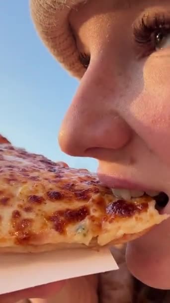 소녀의 음식은 루마니아 부쿠레슈티 이탈리아 여행에서 소녀에 피자를 간식을 먹는다 — 비디오