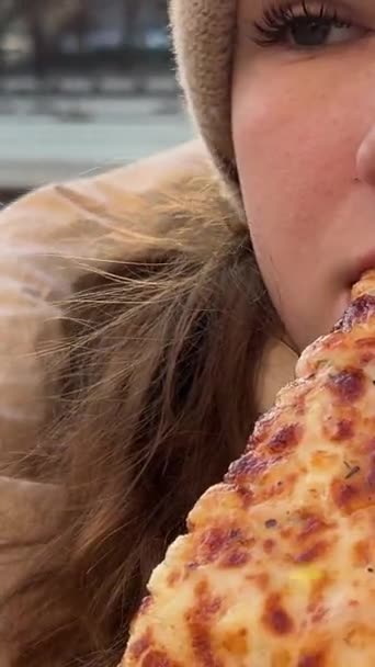 Street Food Winter Girl Bites Pizza Street Girl Hat Close — Αρχείο Βίντεο