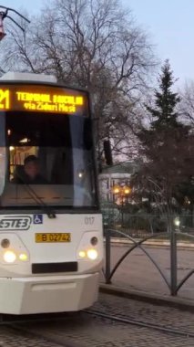 Şehrin her yerinde dolaş. İdari binalar mimarisi. Büyük bir Avrupa şehrinin klip geçmişi için video seti. Kültürel anıtlar. Romanya Nehri 02.01.2024