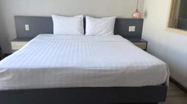 Şatafatlı kral yatağı güzel bir otel odasında. Yüksek kalite 4k görüntü