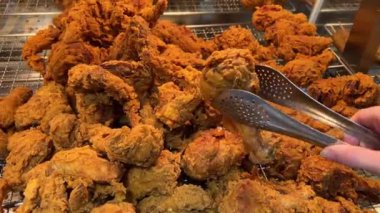 Hafif yağda kızartılmış tavuk karışımı parçalar beyaz arka plan damlaları üzerinde tuhaf et yığını. Yüksek kalite 4k görüntü