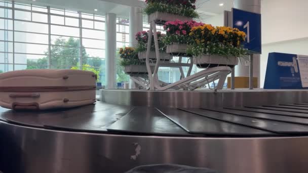Bagage Med Klistermärken Bagagekarusellen Flygplatsen Turism Relaterade Loopable Tecknad Animation — Stockvideo