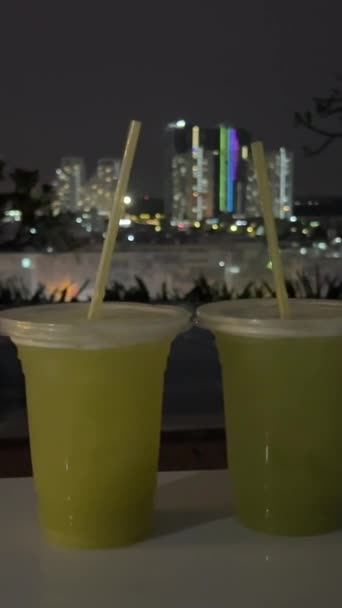 Два Стакана Звенят Фоне Ночного Города Два Напитка Фоне Ночного — стоковое видео