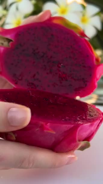 Fruta Dragão Vermelha Fresca Com Gotas Água Clara Borda Piscina — Vídeo de Stock