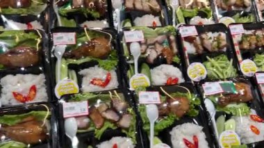 Vietnam 'da Ho Chi Minh City' de alışveriş merkezindeki pirinç et konteynırı Fast sokak yemekleri çabucak büyük bir mağaza seçer. Konteynırlarda et eriştelerinde pirinç Vietnam Ho Chi Minh Şehri 03.26.2024