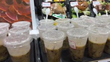 Vietnam 'da Ho Chi Minh City' de alışveriş merkezindeki pirinç et konteynırı Fast sokak yemekleri çabucak büyük bir mağaza seçer. Konteynırlarda et eriştelerinde pirinç Vietnam Ho Chi Minh Şehri 03.26.2024