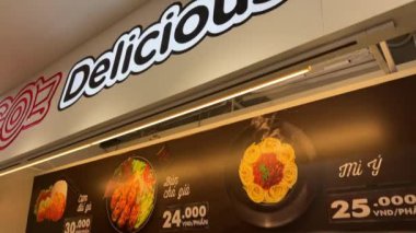 Vietnam 'da Ho Chi Minh City' de alışveriş merkezindeki pirinç et konteynırı Fast sokak yemekleri çabucak büyük bir mağaza seçer. Konteynırlarda et eriştelerinde pirinç Vietnam Ho Chi Minh Şehri 03.26.2024