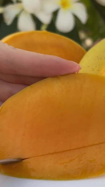 Słodkie Soczyste Dojrzałe Żółte Mango Zielonym Tle Ostrym Cieniu — Wideo stockowe