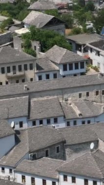 Güney Arnavutluk 'un Cirokaster kenti. Eski Şehir, UNESCO 'nun Dünya Mirası Bölgesi' dir. Mimari Binaların Kapanışı.
