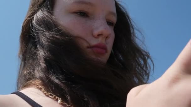 Mladá Dívka Používá Telefon Fotí Pozadí Letícího Letadla Proti Obloze — Stock video
