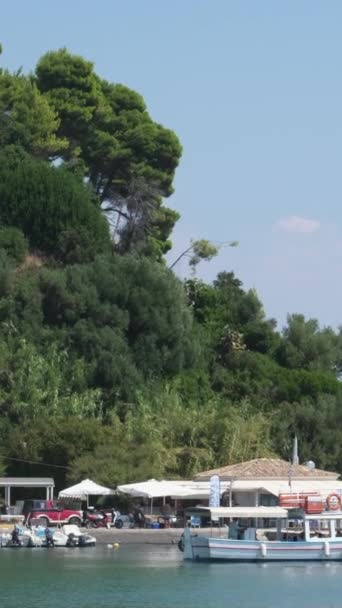 水面上的修道院 飞机在其上起飞并降落在希腊科孚岛的Vlacherna修道院 — 图库视频影像