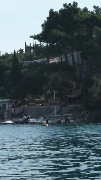 Passeio Barco Perto Atrações Ilha Corfu Profundas Montanhas Limpas Água — Vídeo de Stock