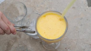 Buzlu Meyve Suyu, Cam Kupa İçi Kapalı. Sağlıklı Lezzetli Diyet İçin Doğal Sıvı Vitaminli Taze Portakal İçeceği. Soğuk İçecekle İyi Modern Menü 