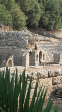 Arnavutluk 'un Butrint Ulusal Parkı' ndaki Büyük Bazilika kalıntıları. Butrint Life 'daki Triconch Sarayı tarihi ortaçağ Venedik Kulesi' nin sarayındaki tarihi bir Roma evinin ölümü. Düğme izi