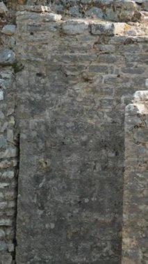 Arnavutluk 'un Butrint Ulusal Parkı' ndaki Büyük Bazilika kalıntıları. Butrint Life 'daki Triconch Sarayı tarihi ortaçağ Venedik Kulesi' nin sarayındaki tarihi bir Roma evinin ölümü. Düğme izi