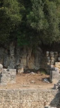 Arnavutluk 'un Butrint Ulusal Parkı' ndaki Büyük Bazilika kalıntıları. Butrint Life 'daki Triconch Sarayı tarihi ortaçağ Venedik Kulesi' nin sarayındaki tarihi bir Roma evinin ölümü. Düğme izi