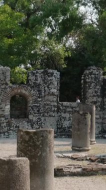 Arnavutluk 'un Butrint Ulusal Parkı' ndaki Büyük Bazilika kalıntıları. Butrint Life 'daki Triconch Sarayı tarihi ortaçağ Venedik Kulesi' nin sarayındaki tarihi bir Roma evinin ölümü. Düğme izi