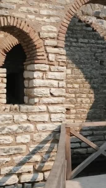 阿尔巴尼亚布特林特国家公园大教堂的废墟 布特林特的Triconch宫一座古罗马古屋的生与死中世纪威尼斯塔楼被包围 Butrint — 图库视频影像