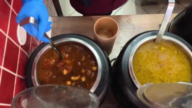 Romen mutfağının farklı türde tencere kepçesinde farklı türde çorbaları, tabaklara serpiştirilmiş kepçeyle lezzetli aromatik yemekler, farklı tarifler, yemek odasında geniş bir yelpazede seçiliyor. Romanya.