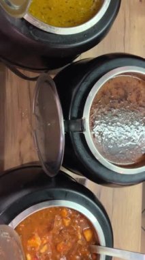 Romen mutfağının farklı türde tencere kepçesinde farklı türde çorbaları, tabaklara serpiştirilmiş kepçeyle lezzetli aromatik yemekler, farklı tarifler, yemek odasında geniş bir yelpazede seçiliyor. Romanya.