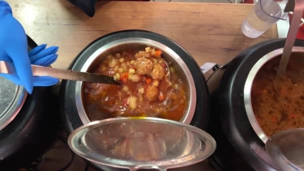 ルーマニア料理 ポットのスープのさまざまな種類のスープ プレートにラッフル散乱 ダイニングルームでさまざまなレシピを調理するおいしい芳香族料理 ルーマニア — ストック動画