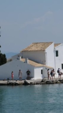 Yunanistan 'ın Korfu adası Vlacherna Manastırı üzerinden kalkan ve karaya inen sudaki manastır. 