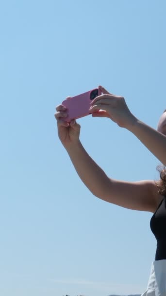 Bella Giovane Donna Che Selfie Sulla Spiaggia Filmati Alta Qualità — Video Stock