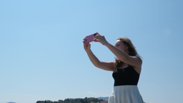 Hermosa Joven Haciendo Selfie Playa Imágenes Alta Calidad — Vídeos de Stock