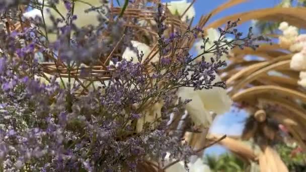 Pregătiri Nuntă Decoratiuni Nunta Plaja Palmieri Ocean Mare Flori Decorațiuni — Videoclip de stoc