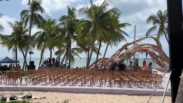 Hochzeitsvorbereitungen Hochzeitsdekorationen Strand Palmen Meer Meer Meer Menschen Blumen Hochzeitsdekor — Stockvideo