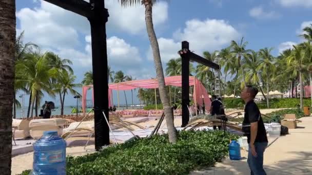 Preparativi Nozze Decorazioni Nuziali Sulla Spiaggia Palme Mare Oceano Persone — Video Stock