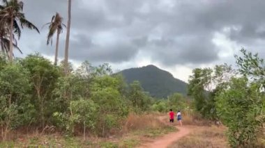 İlk buluşmada Vietnamlı ve Avrupalı çocukların farklı milletleri okyanus boyunca yürür güneşin doğuşunu, güneşin sonunu izler, el değmemiş bir bölgede bir yürüyüşü filme alır. Vietnam phu Quoc