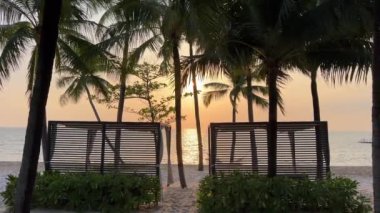 Phu Quoc Sonasea plajının cennet plajları. Palmiye ağaçları Hint Okyanusu 'nda gün batımında otellerin yakınında tatil yaparlar. Seyahat acentesi doğanın güzelliği dinlenme sırasında eğil 