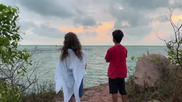 Buluşmada Vietnamlı Avrupalı Çocukların Farklı Milletleri Okyanus Boyunca Yürür Güneşin — Stok video