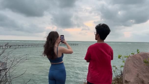 ベトナム人とヨーロッパ人女性の子供たちの最初の日付は 太陽の光 太陽の終わりを眺め 手つかずの地域を散歩を撮影する海に沿って歩きます ベトナム クック — ストック動画