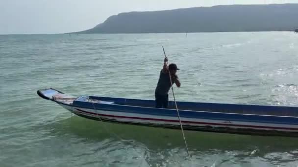 Рыбаки Рыбацкой Ферме Работают Палящим Солнцем Индийском Океане Вьетнаме Острове — стоковое видео