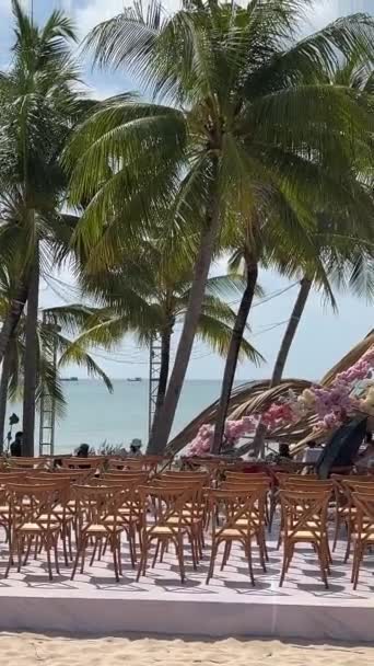 Preparativi Nozze Decorazioni Nuziali Sulla Spiaggia Palme Mare Oceano Persone — Video Stock