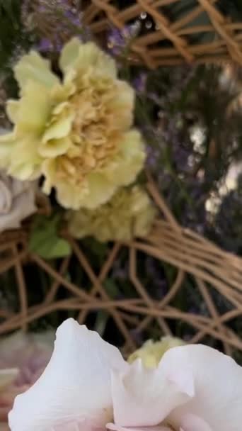 Подготовка Свадьбе Свадебные Украшения Пляже Пальмы Морской Океан Люди Цветы — стоковое видео