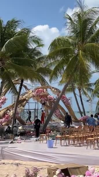 Hochzeitsvorbereitungen Hochzeitsdekorationen Strand Palmen Meer Meer Meer Menschen Blumen Hochzeit — Stockvideo