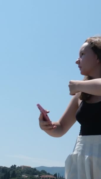 在海滩慢跑时 使用手机自拍或直播的女人 健康的女孩在暑假里喜欢户外运动 高质量的 — 图库视频影像