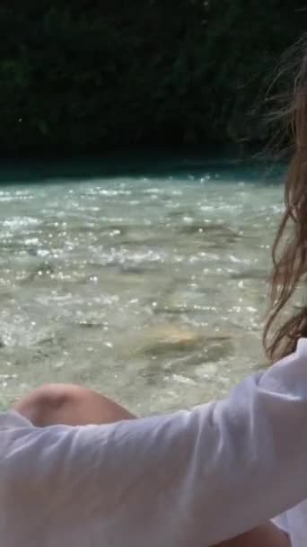 Chica Joven Sienta Junto Río Albania Ojo Azul Lanza Salpicaduras — Vídeos de Stock