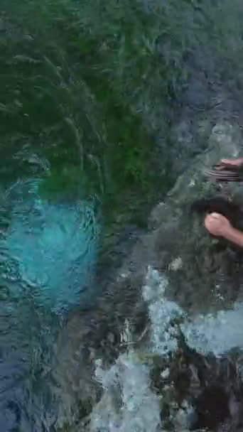 深达50米的蓝眼睛 Syri Kalter 是阿尔巴尼亚南部山区的一种自然现象 一名男子潜入淡水蓝眼睛阿尔巴尼亚03 2024 — 图库视频影像