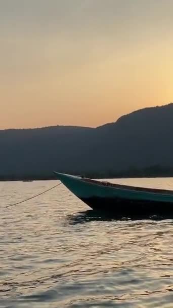 사람들 Phu Quoc 물고기의 베트남에서 인도양에 불타는 아래에서 평범한 베트남 — 비디오