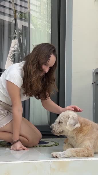 Dziewczyna Ganku Głaszcze Włochatego Brudnego Psa Stary Pies Kocha Swoją — Wideo stockowe